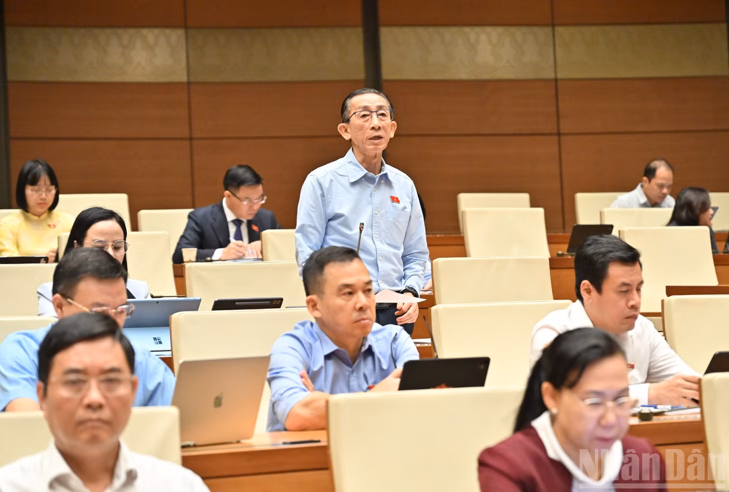 Đại biểu Trần Hoàng Ngân (Đoàn Thành phố Hồ Chí Minh) ủng hộ việc Nhà nước có chính sách hỗ trợ đầu tư phát triển hạ tầng thị trường chứng khoán.