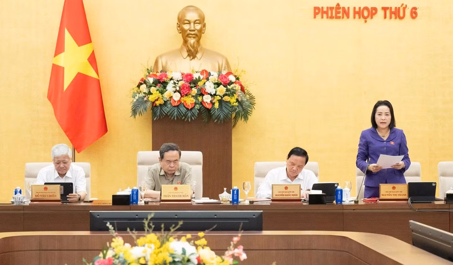 Phó Chủ tịch Quốc hội Nguyễn Thị Thanh điều hành phiên họp sáng 23/9. (Ảnh: Quochoi.vn)