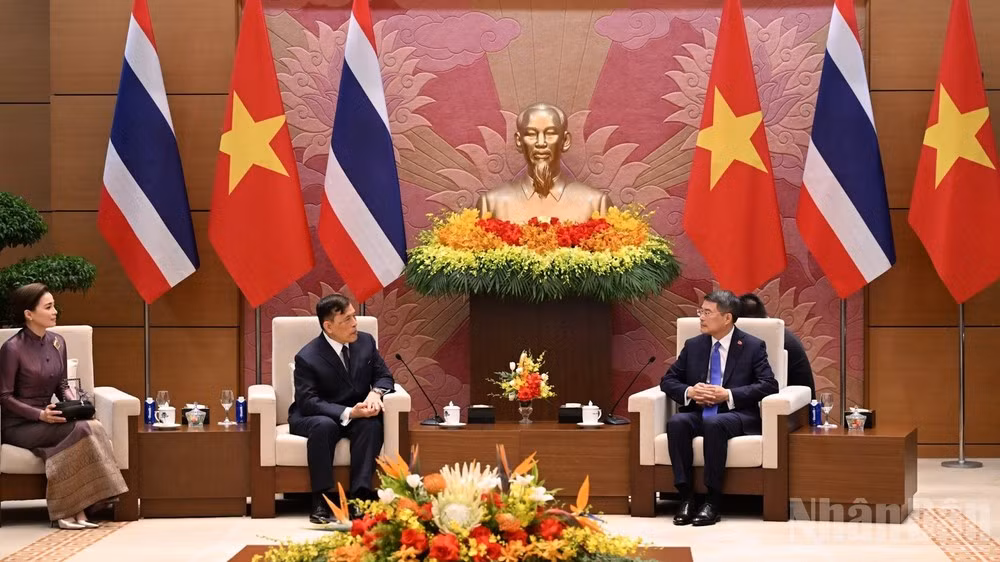 Thủ tướng Chính phủ Lê Minh Hưng hội kiến Nhà vua Vương quốc Thái Lan Maha Vajiralongkorn Phra Vajiraklaochaoyuhua và Hoàng hậu. (Ảnh: TRẦN HẢI)