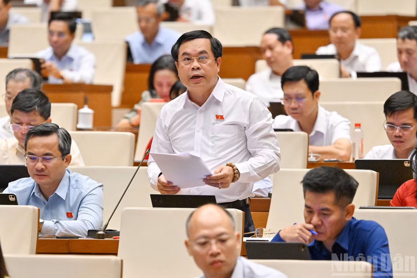 Đại biểu Vương Quốc Thắng (Đoàn thành phố Đà Nẵng) phát biểu tại hội trường. (Ảnh: THỦY NGUYÊN)