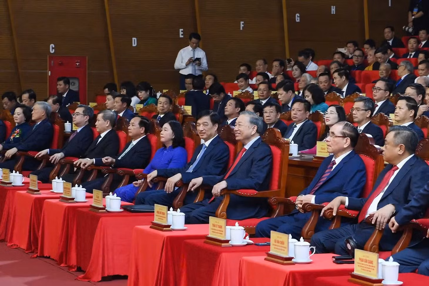 Tổng Bí thư, Chủ tịch nước Tô Lâm và các đại biểu dự Lễ công bố Nghị quyết của Quốc hội về việc thành lập thành phố Bắc Ninh và đón nhận Huân chương Lao động hạng Nhất. (Ảnh: ĐĂNG KHOA)