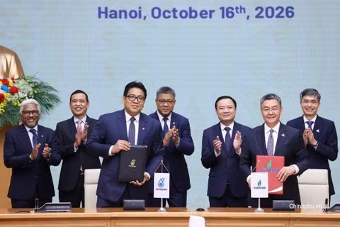 Lãnh đạo Tập đoàn Petrovietnam và PETRONAS trao đổi Thỏa thuận Liên minh Chiến lược. (Ảnh: VGP/Nhật Bắc)