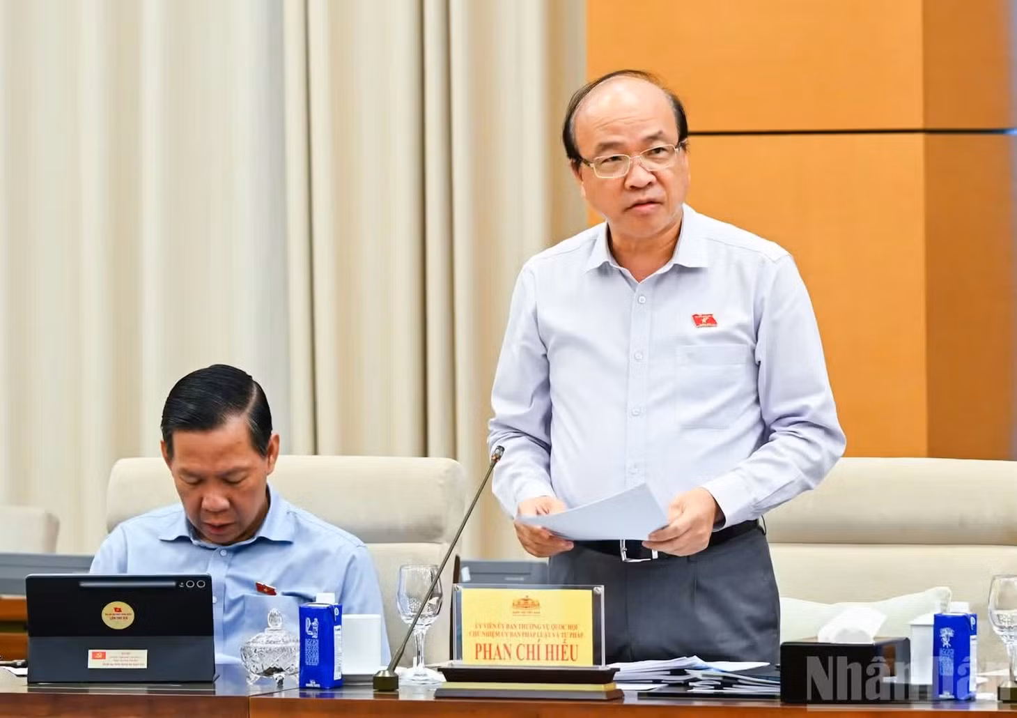 Chủ nhiệm Ủy ban Pháp luật và Tư pháp Phan Chí Hiếu trình bày báo cáo thẩm tra. (Ảnh: DUY LINH)