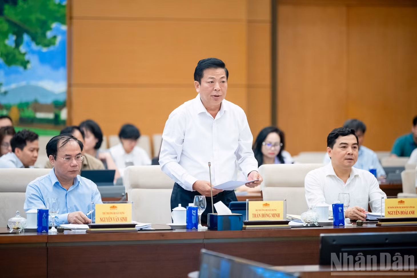 Bộ trưởng Xây dựng Trần Hồng Minh trình bày tờ trình tóm tắt dự án Luật. (Ảnh: DUY LINH)