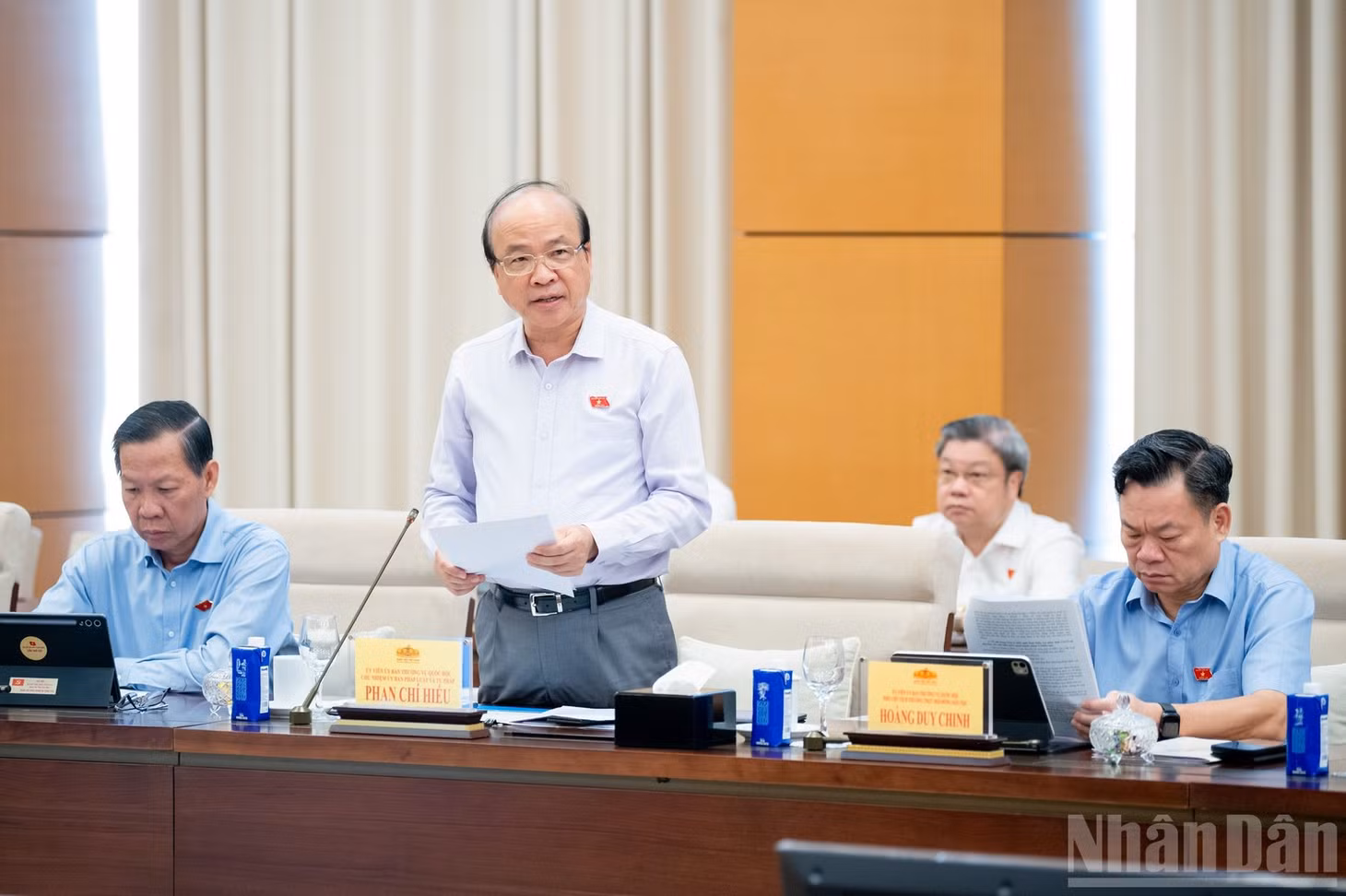 Chủ nhiệm Ủy ban Pháp luật và Tư pháp của Quốc hội Phan Chí Hiếu trình bày báo cáo thẩm tra. (Ảnh: DUY LINH)