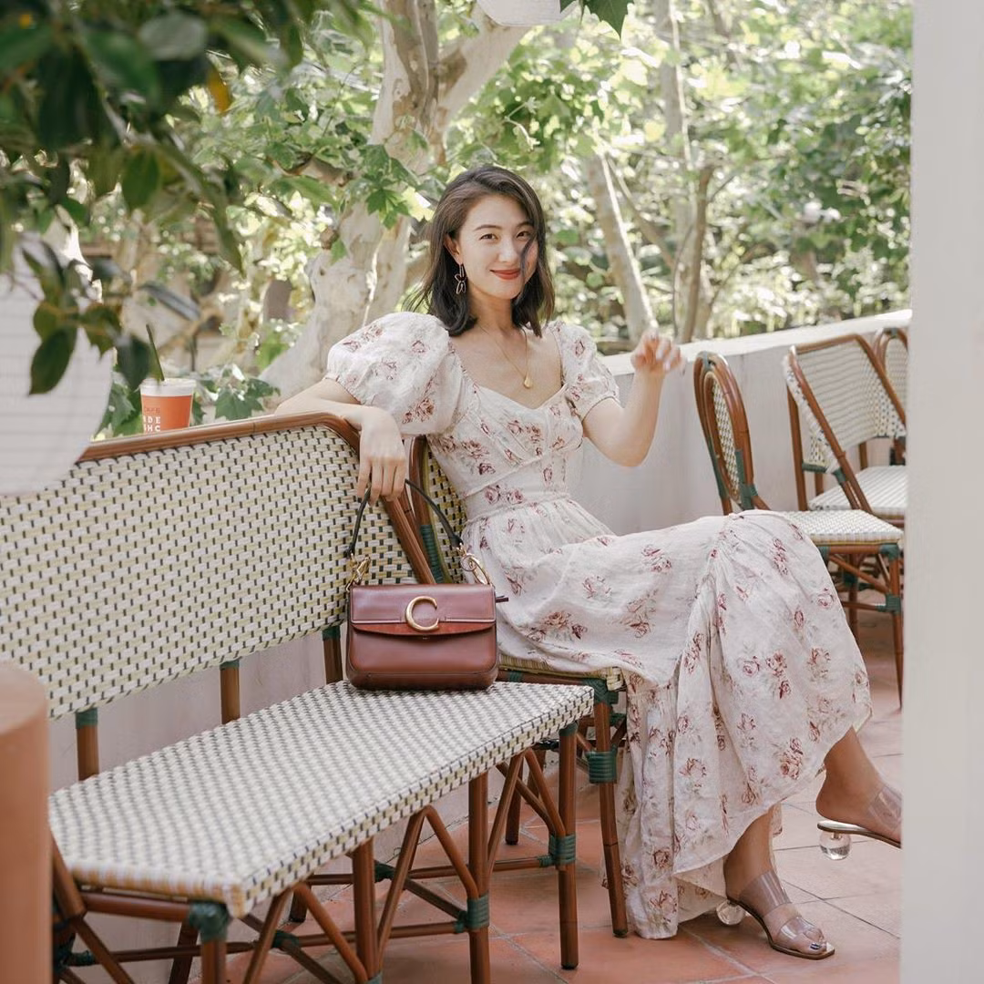 Trong tiết trời mùa xuân, họa tiết hoa đem đến cho người mặc cảm giác tươi vui, tràn đầy sức sống.