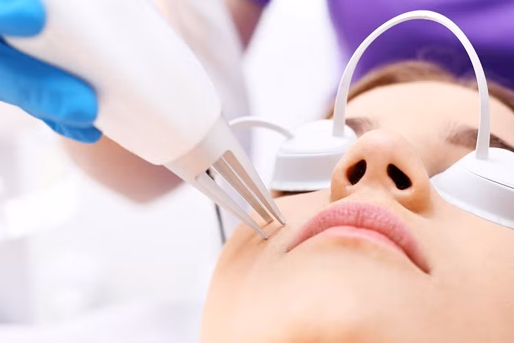 Nếu mụn nặng hoặc kéo dài, bạn nên đến khám tại cơ sở da liễu.