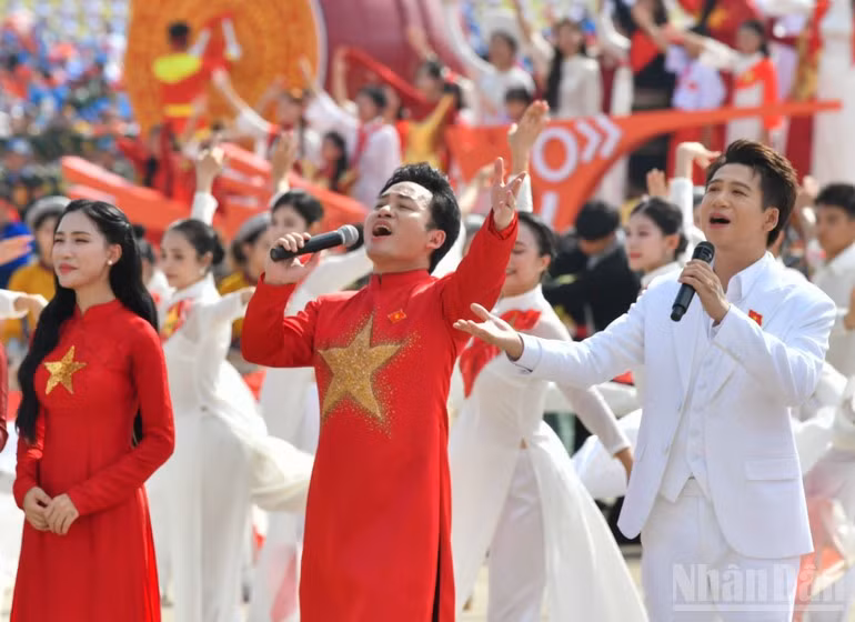 Ca sĩ Tùng Dương tại chương trình nghệ thuật trong lễ diễu binh, diễu hành mừng Quốc khánh. (Ảnh: DUY LINH)