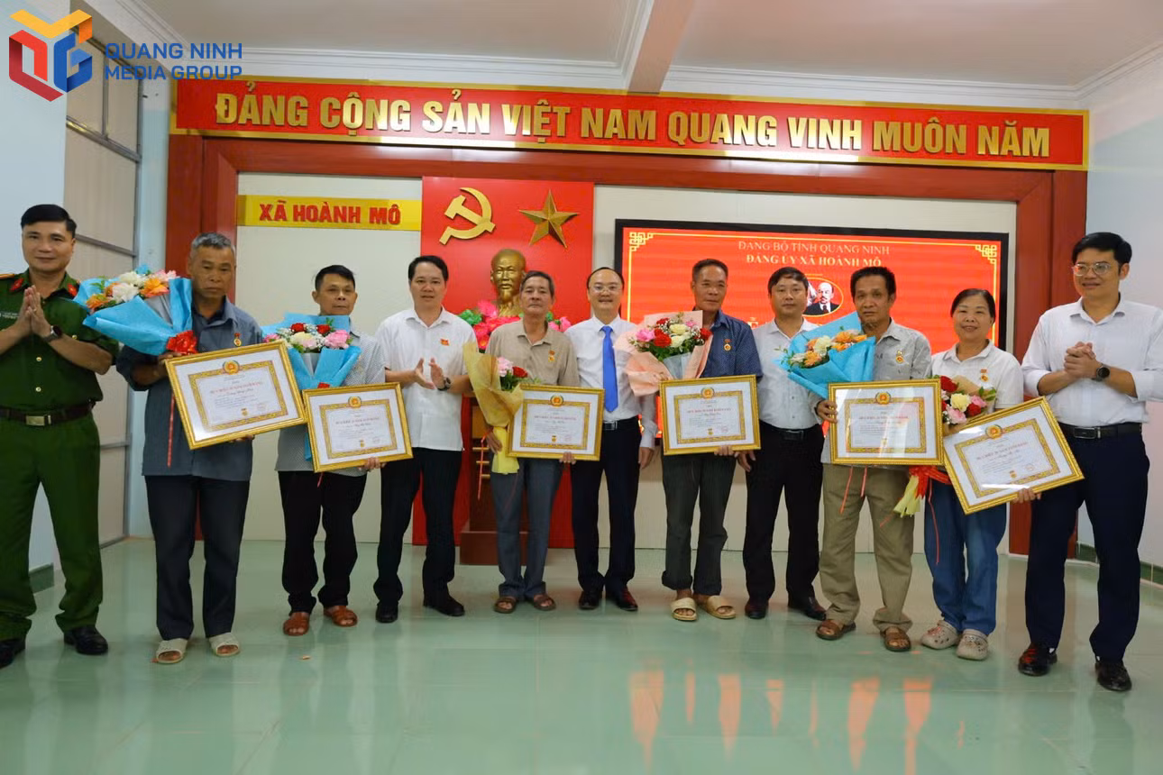 bqn_tl_lanh-dao-dang-bo-xa-hoanh-mo-trao-huy-hieu-35-nam-tuoi-dang-cho-cac-dang-vien.jpg