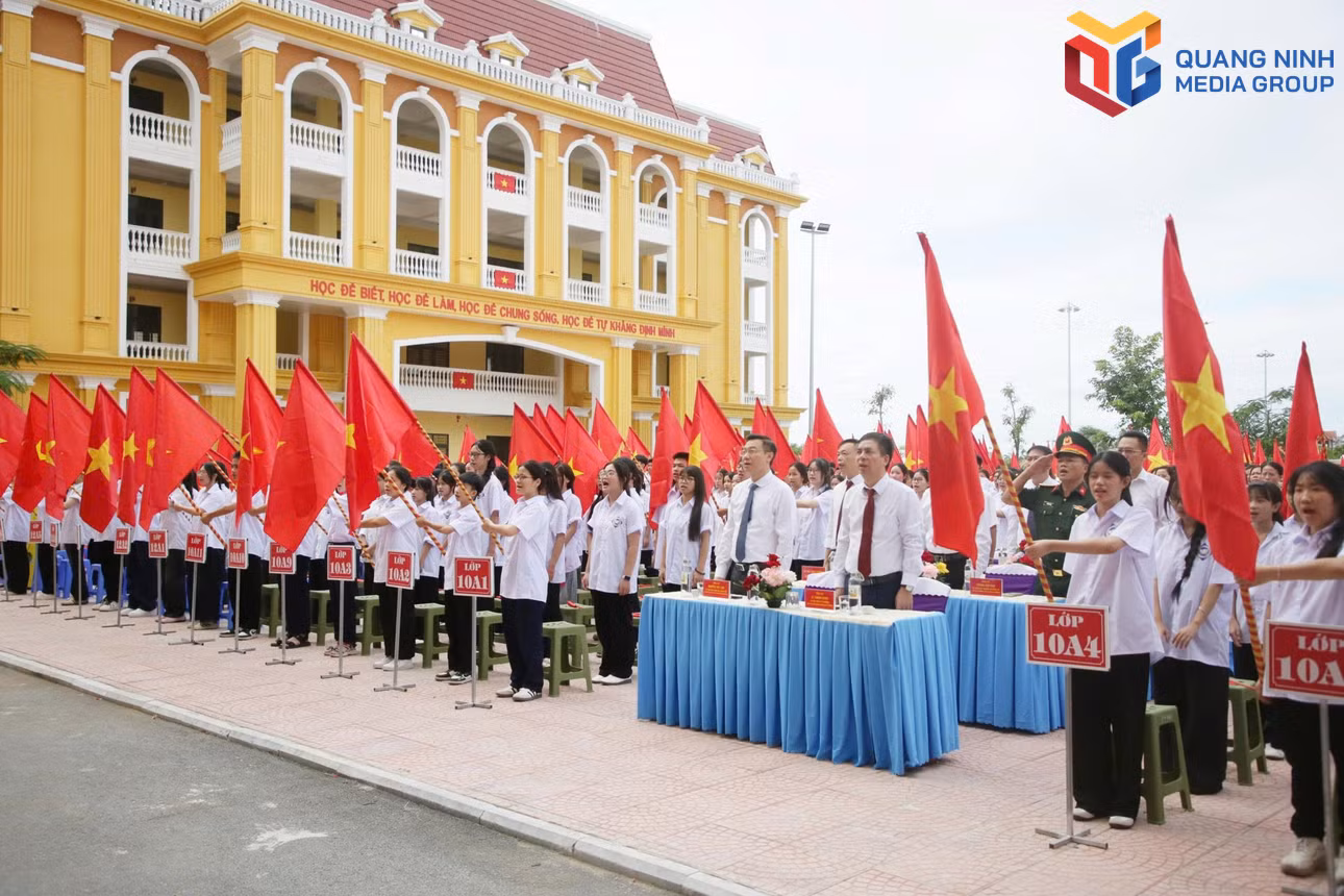 Các đại biểu cùng thầy và trò nhà trường thực hiện nghi lễ chào cờ...