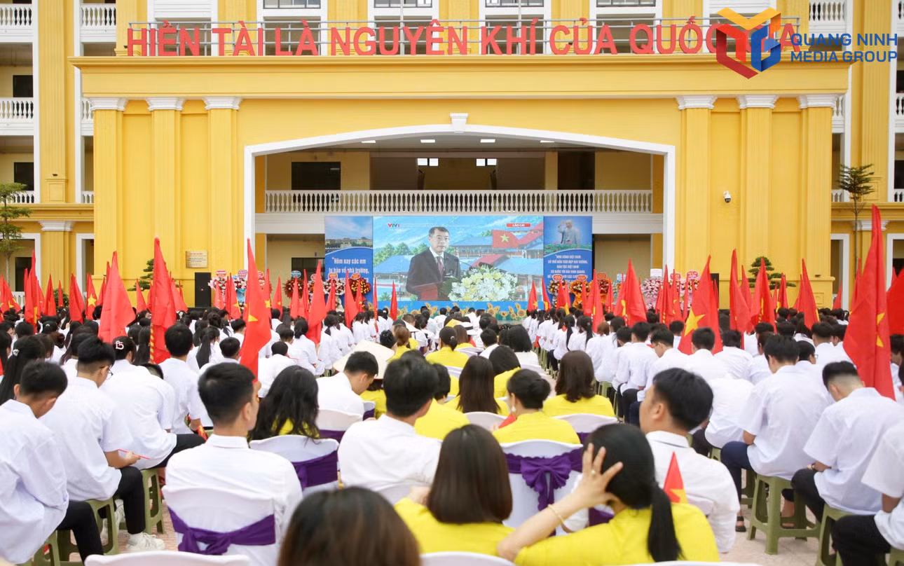 ... và cùng dự lễ khai giảng trực tuyến toàn quốc.
