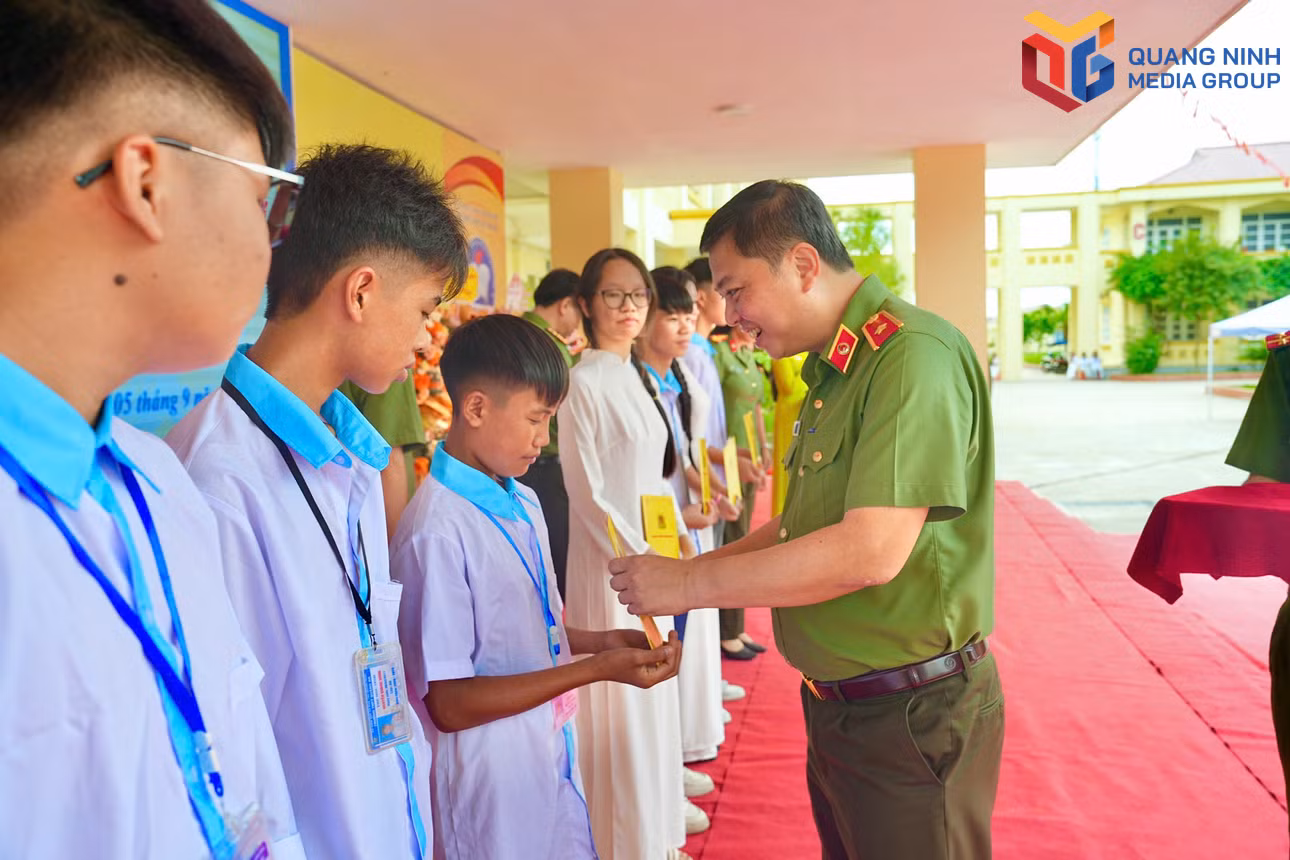 Thiếu tướng Nguyễn Tiến Trung trao quà cho học sinh có hoàn cảnh khó khăn, nỗ lực vươn lên trong học tập tại Trường THPT Quảng Hà.