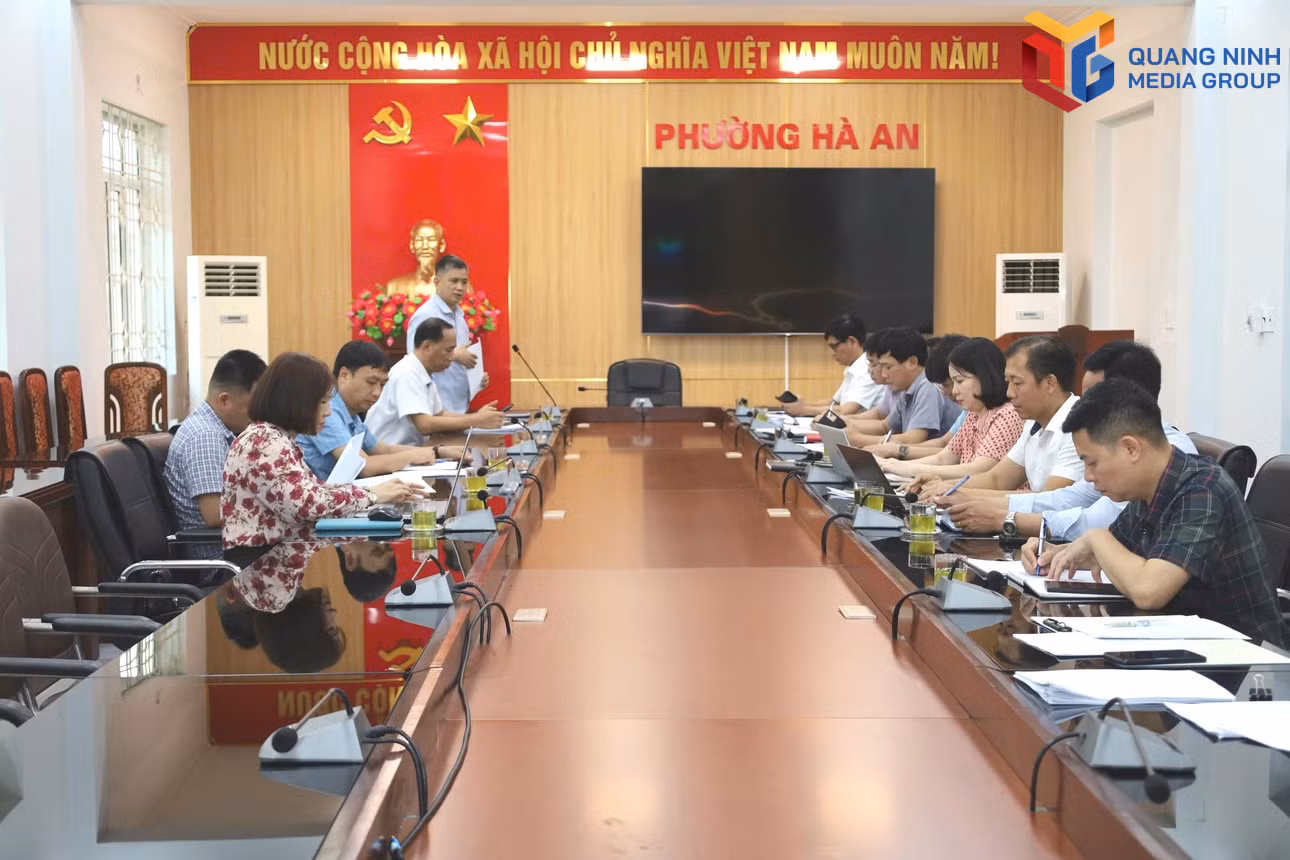Tổ công tác của thành phố làm việc với UBND phường Hà An để nắm tình hình về công tác tiếp công dân, giải quyết đơn thư kiến nghị, khiếu nại, tố cáo.
