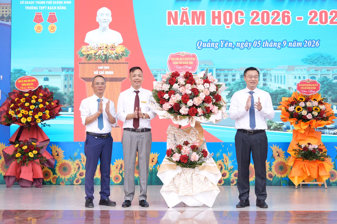 Đồng chí Nguyễn Thế Lãm, Thành ủy viên, Giám đốc Báo và phát thanh, truyền hình Quảng Ninh, tặng hoa chúc mừng thầy và trò Trường THPT Bạch Đằng.