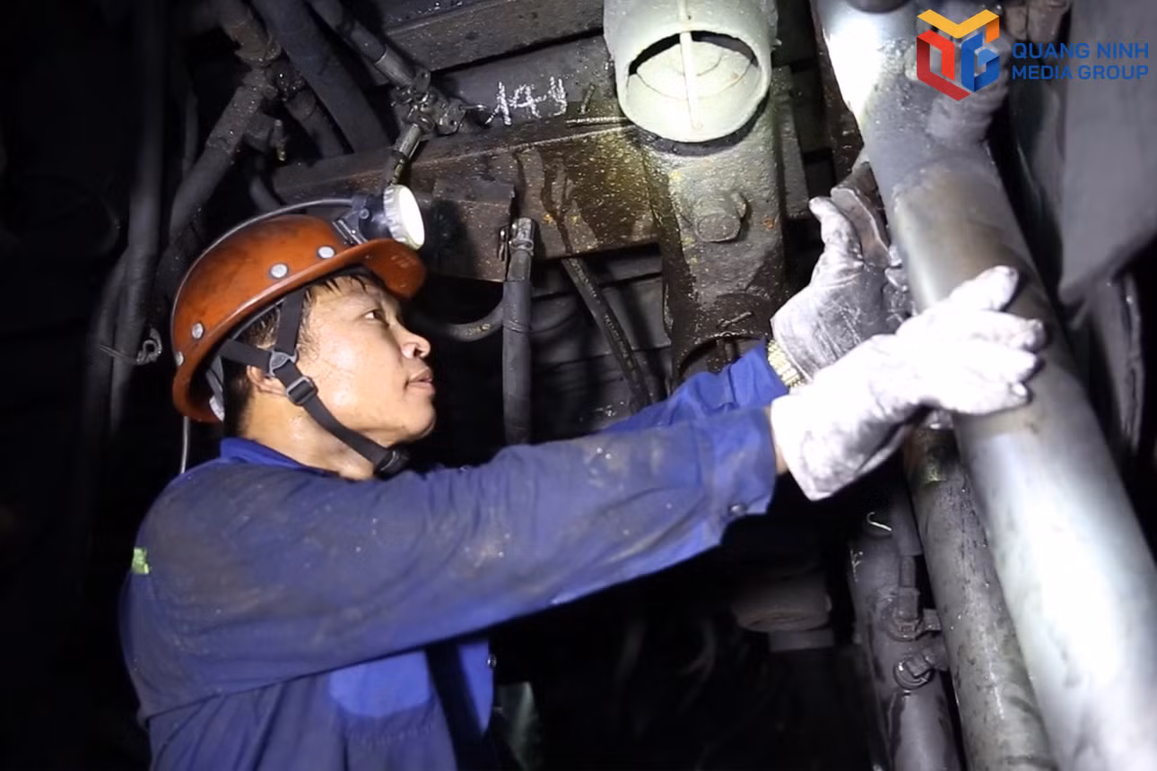 bqn_tr_anh-do-van-do-cong-nhan-phan-xuong-kt13-dang-kiem-tra-cac-chi-tiet-gia-truoc-khi-vao-ca-san-xuat.jpg