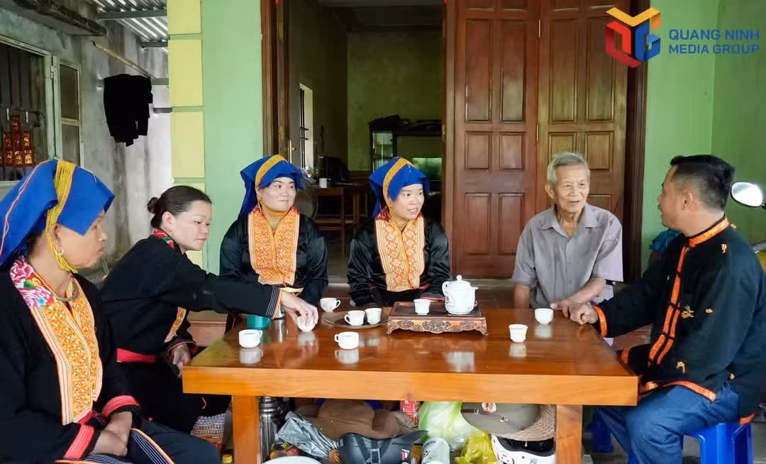 anh-dang-vin-truong-ngoai-cung-ben-phai-truong-thon-lang-cong-xa-ba-che-cung-dai-dien-cac-to-chuc-doan-the-cua-thon-tuyen-truyen-van-dong-nhan-dan-chung-suc-cai-tao-mo-rong-tuyen-duong-lang-cong-na-bap.jpg