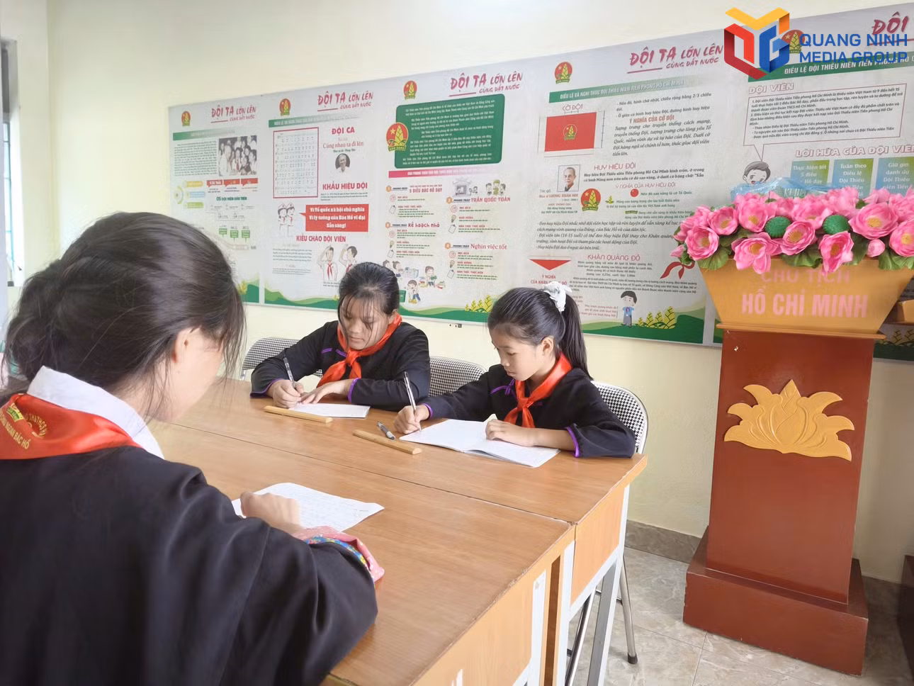 Em Lã Thị Thục Duyên trong một hoạt động tại phòng Đội của trường TH&amp;THCS Hà Lâu.