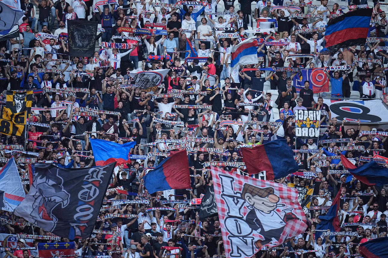 Cổ động viên Lyon hô vang khẩu hiệu trong trận đấu thuộc vòng phân hạng Europa League giữa Lyon và Crystal Palace tại Lyon (Pháp). Ảnh: AP.