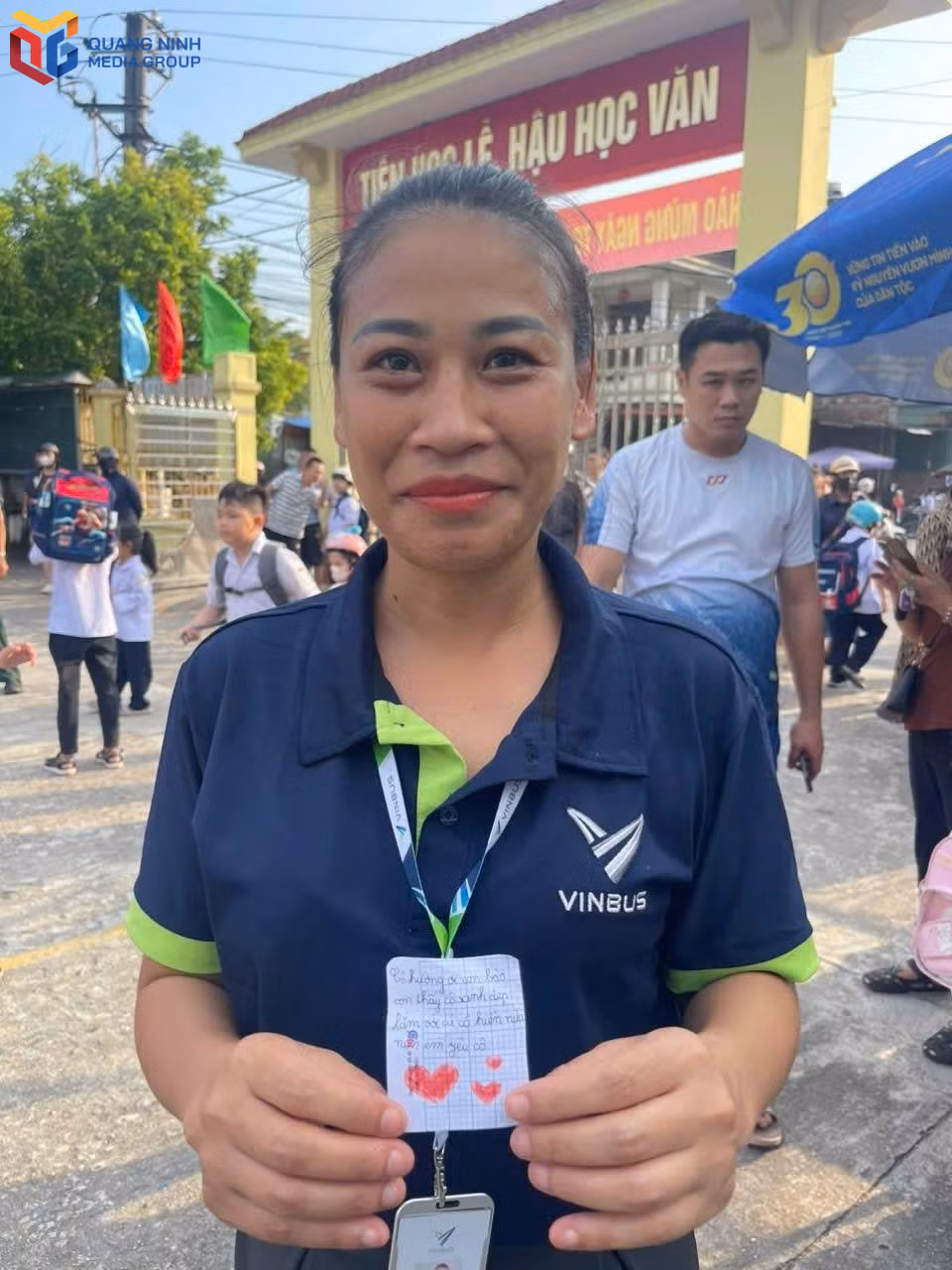 Niềm hạnh phúc của các cô chú phục vụ xe buýt đưa học sinh đến trường khi nhận được món quà từ các em học sinh.