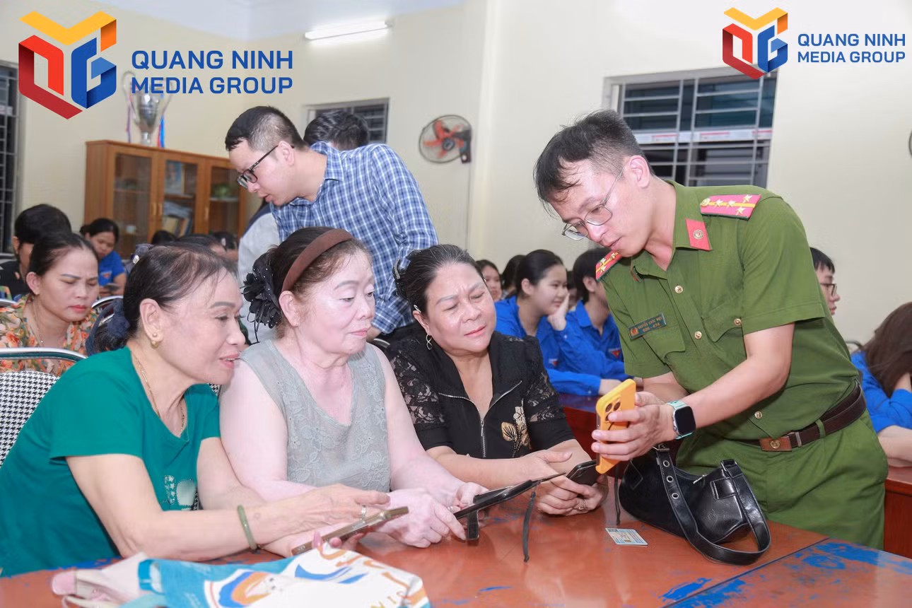 bqn_tr_dai-dien-cong-an-phuong-huong-dan-nguoi-dan-khu-pho-nguyen-binh-truc-tiep-su-dung-cac-tien-ich-tren-ung-dung-vneid.jpg