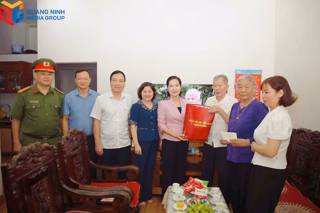 Đồng chí Nguyễn Thị Hạnh, Ủy viên Ban Thường vụ, Trưởng Ban Tuyên giáo Thành ủy, thăm, tặng quà cụ ông Đỗ Bảy, sinh năm 1926, tại khu 8, phường Hà Tu.