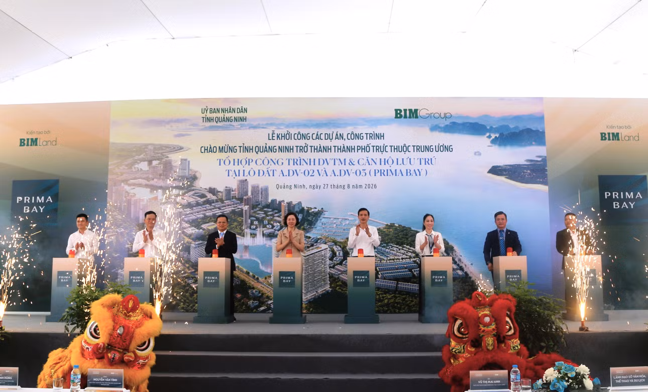 Các đại biểu thực hiện nghi thức nhấn nút khởi công dự án.