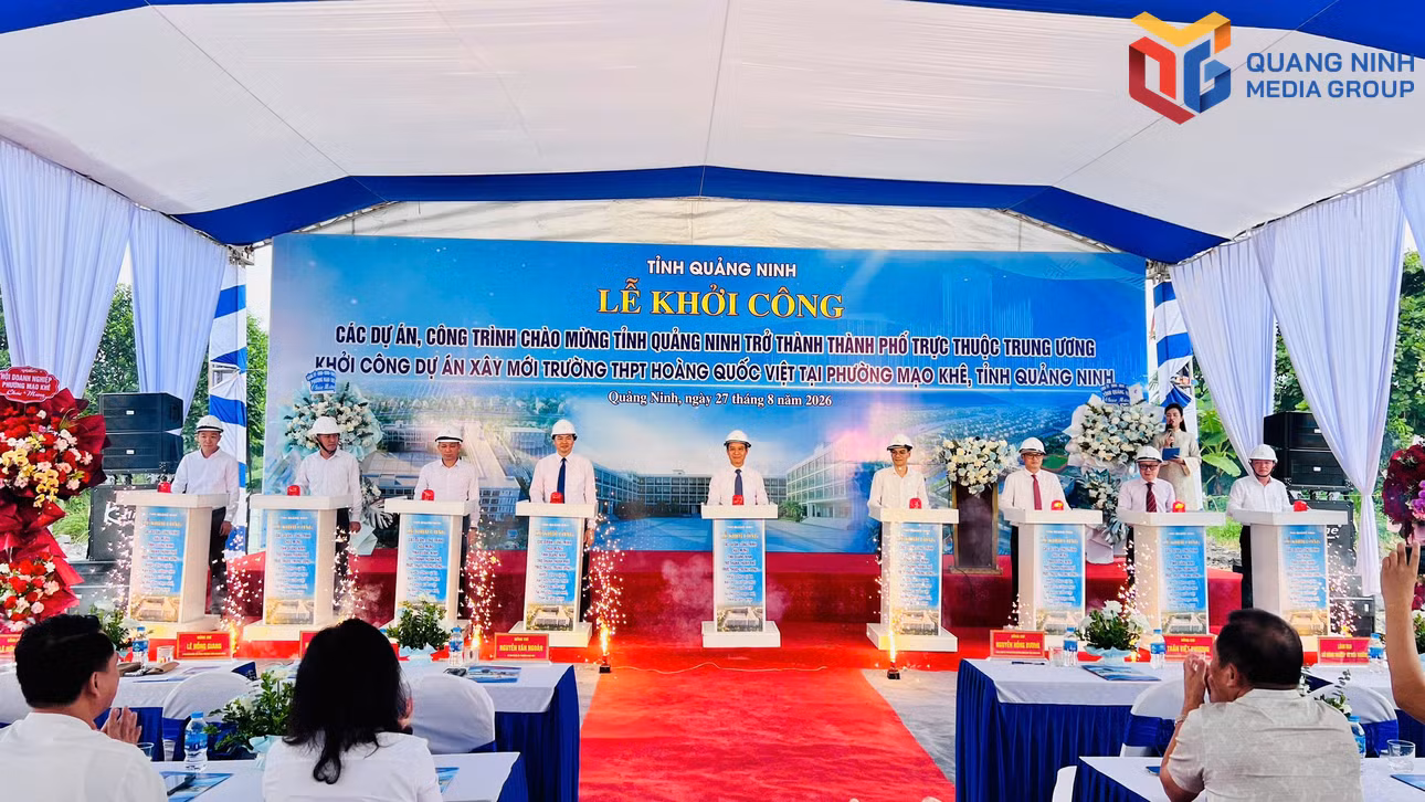 Các đại biểu bấm nút chính thức khởi công dự án.