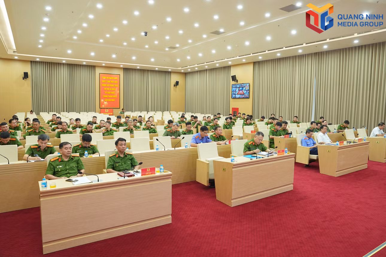 Các đại biểu dự tại điểm cầu Quảng Ninh.