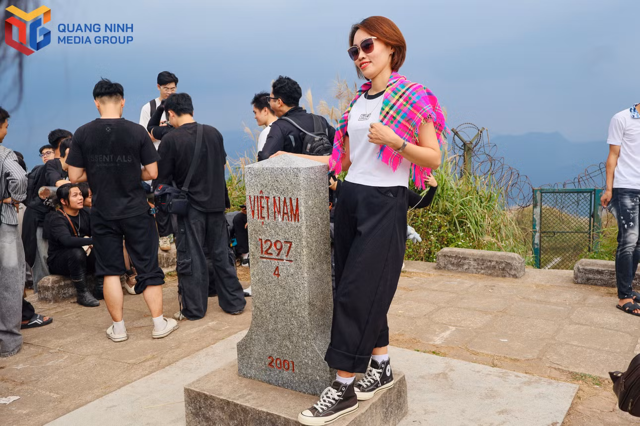 bqn_tl_7-khoanh-khac-check-in-ben-cot-moc-bien-gioi-1297-tren-dinh-nui.jpg