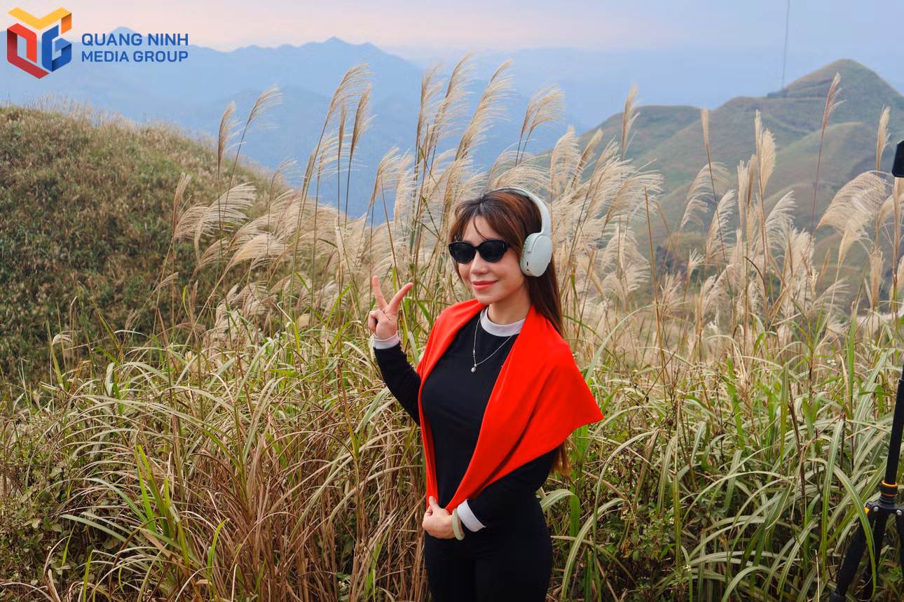 bqn_tl_2-du-khach-thich-thu-chup-anh-ky-niem-giua-nhung-vat-hoa-lau-no-ro.jpg