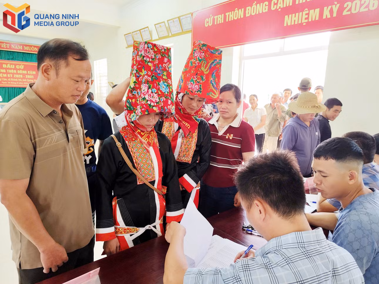 bqn_tl_nguoi-dan-thon-dong-cam-xa-hoanh-mo-di-bau-cu-truong-thon-ngay-16-8.jpg