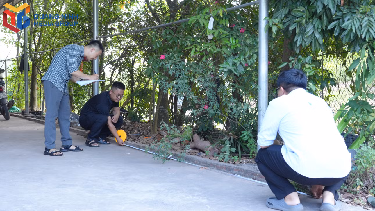 bqn_tl_anh-3-can-bo-trung-tam-cung-ung-dich-vu-xa-tien-yen-thuc-hien-da-dac-kiem-dem-dien-tich-dat-thu-hoi-gpmb-ql-4b.jpg