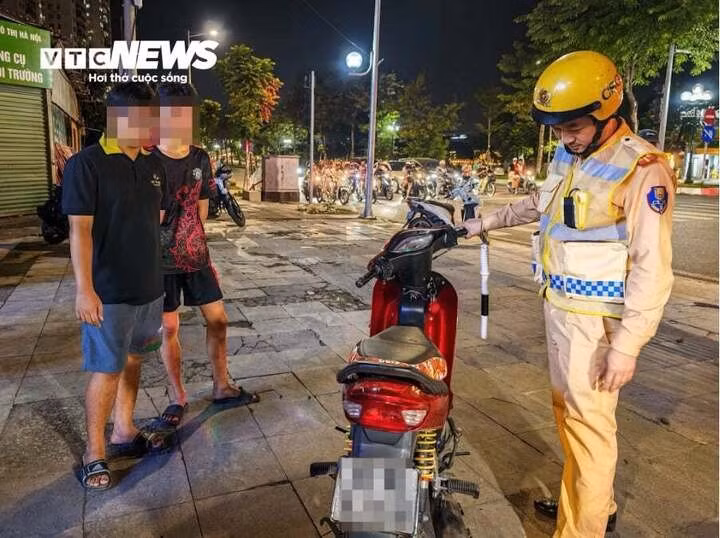 Một trong số đó là N.V.V. (19 tuổi, trú tại Hà Nội), điều khiển chiếc xe đã độ pô, phát ra tiếng lớn. Qua kiểm tra, CSGT phát hiện biển kiểm soát gắn trên xe là biển giả, người điều khiển không có giấy phép lái xe.