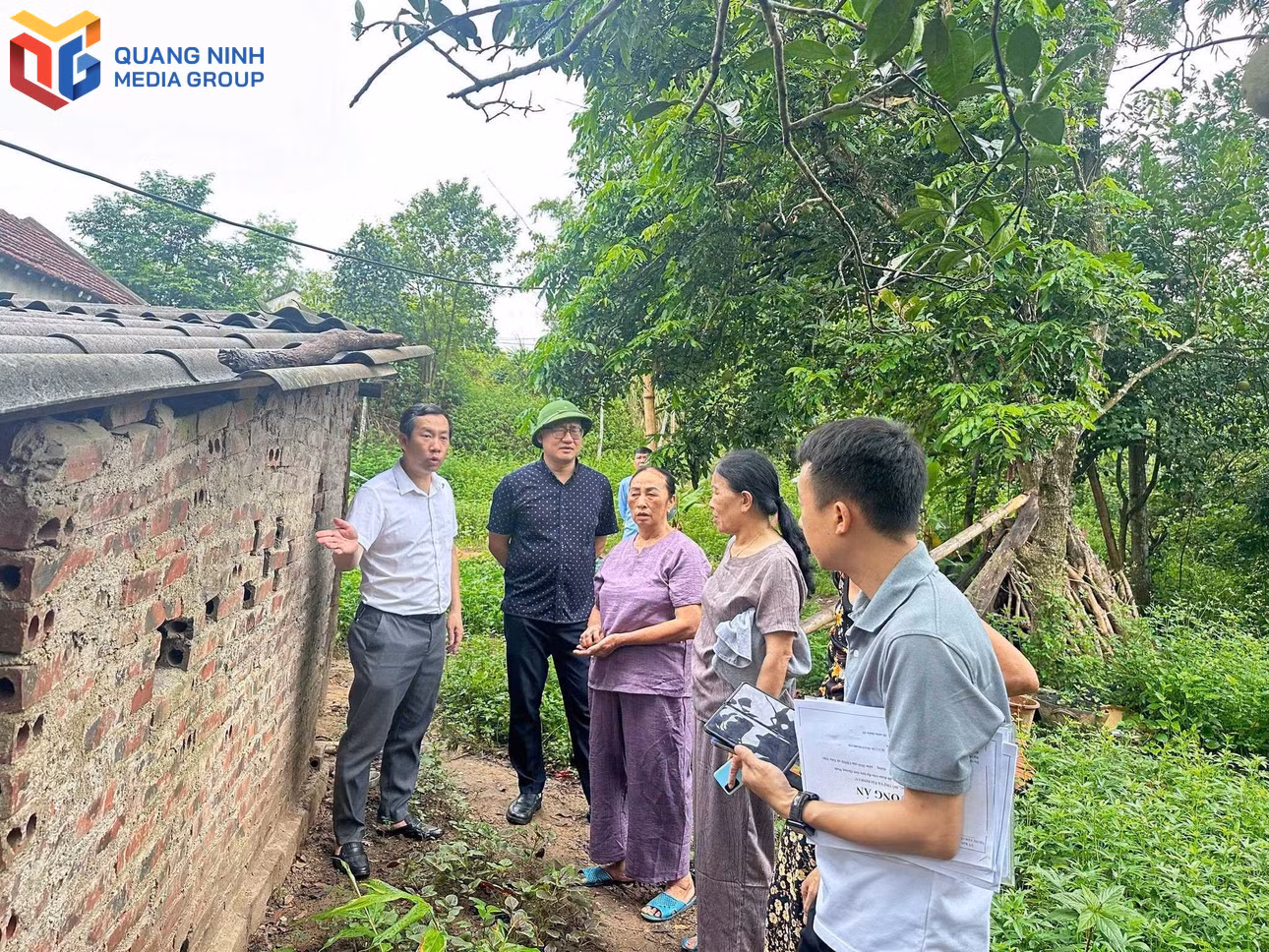 bqn_tl_anh-2-ba-le-thi-hue-thu-4-tu-trai-sang-sau-khi-mttq-xa-tuyen-truyen-van-dong-da-tu-nguyen-ban-giao-3ha-dat-rung-cho-gpmb-thi-cong-du-an-quoc-lo-4b.jpg