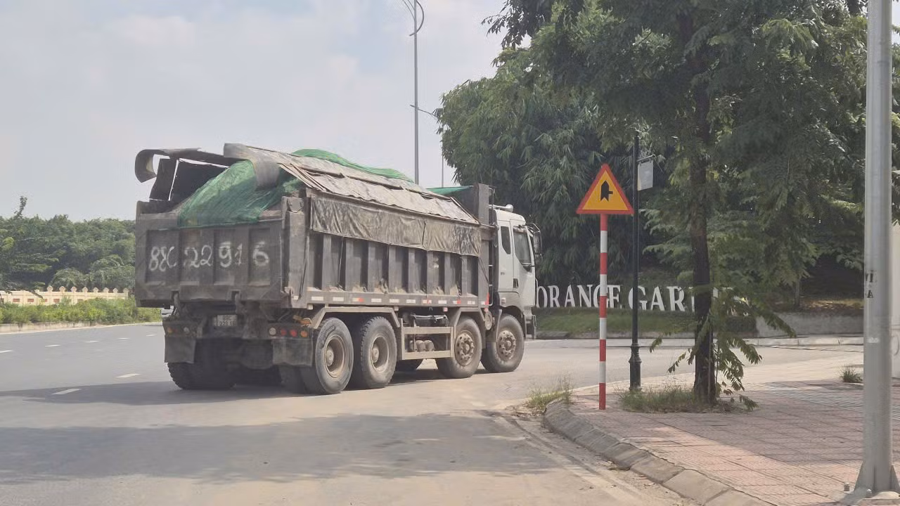 Xe chở đất vào dự án Khu biệt thự Vườn Cam (tên thương mại là Orange Garden), xã Sơn Đồng, cao vượt quá thành thùng, có dấu hiệu chở quá tải. Ảnh: HL