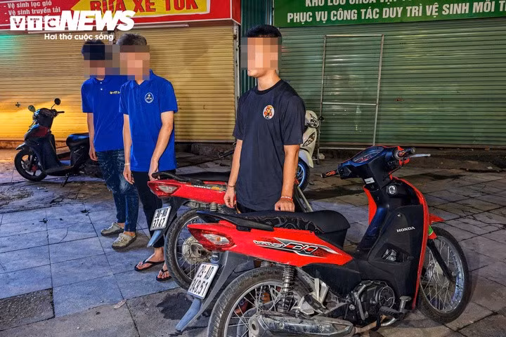 Trong quá trình làm nhiệm vụ, lực lượng CSGT tập trung kiểm tra nhóm thanh thiếu niên điều khiển mô tô, xe gắn máy có các biểu hiện vi phạm như không đội mũ bảo hiểm, chở quá số người, lạng lách, đánh võng hoặc tự ý thay đổi kết cấu, đặc tính phương tiện.