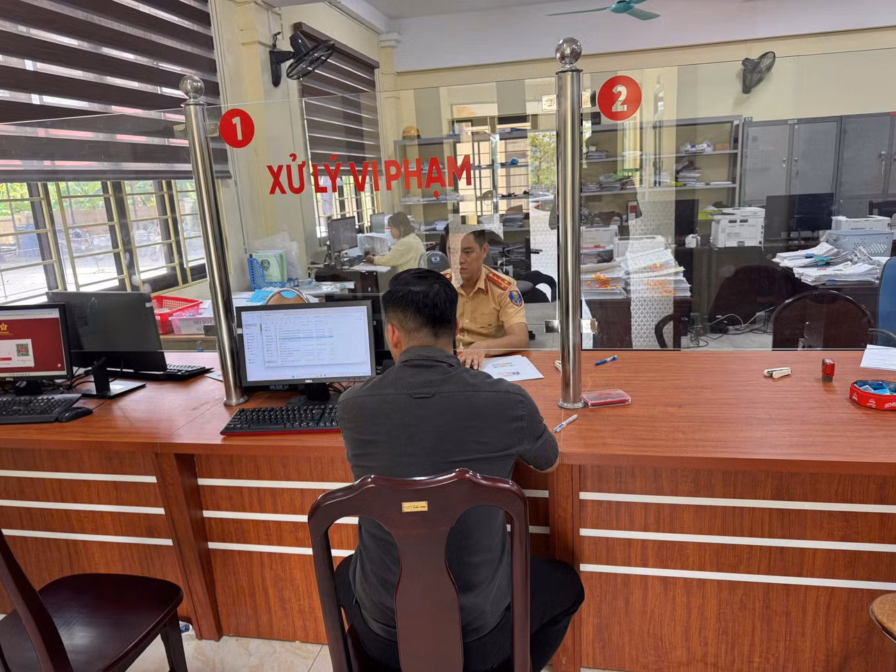 Chủ phương tiện vi phạm giao thông tại cơ quan công an.