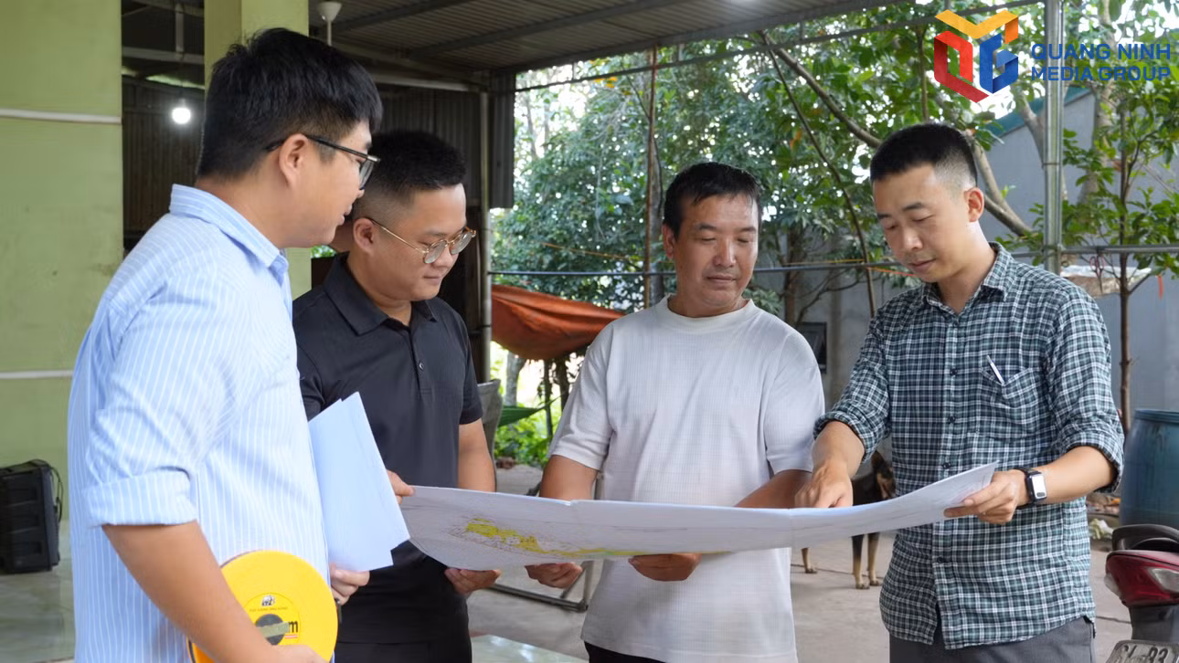 bqn_tr_anh-7-can-bo-trung-tam-cung-ung-dich-vu-xa-tien-yen-den-tung-ho-gia-dinh-de-tuyen-truyen-van-dong-nguoi-dan-dong-thuan-trong-gpmb-quoc-lo-4b.jpg
