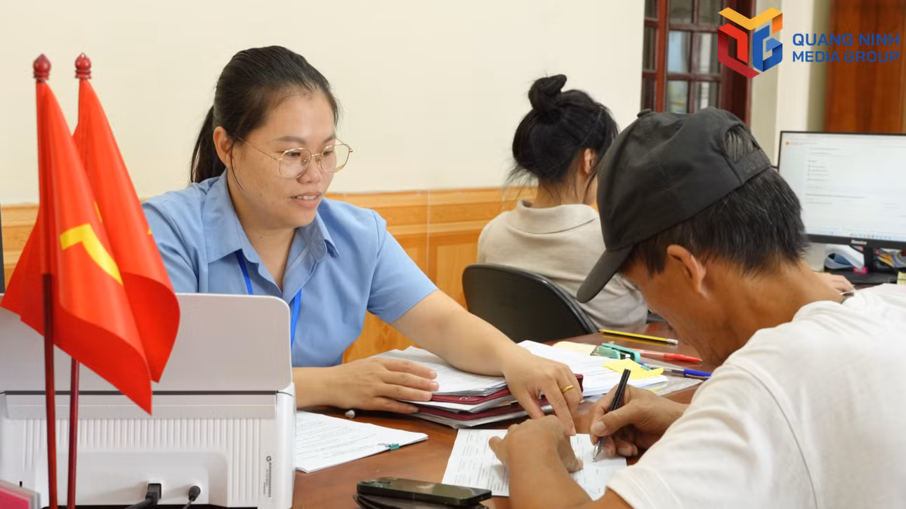 bqn_tr_anh-6-nhung-cong-viec-thuong-ngay-cua-dang-vien-phun-thi-hien-tai-trung-tam-phuc-vu-hcc-xa-la-phuc-vu-het-minh-trach-nhiem-voi-tung-nguoi-dan-khi-den-giai-quyet-cac-thu-tuc-ve-hanh-chinh.jpg