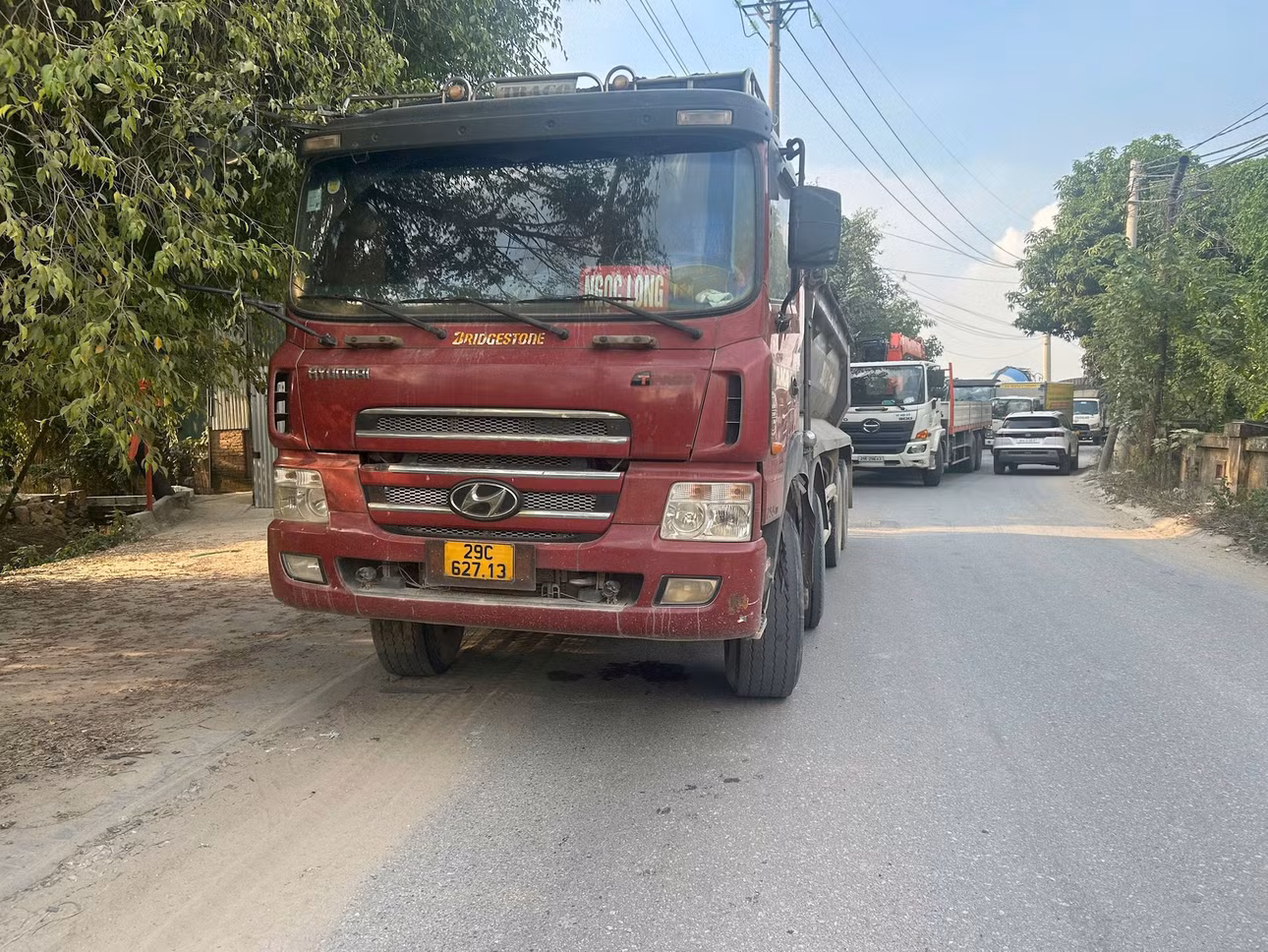 Chiếc xe tải chở hàng rời mà không che đậy bị lực lượng CSGT xử lý. Ảnh: HL