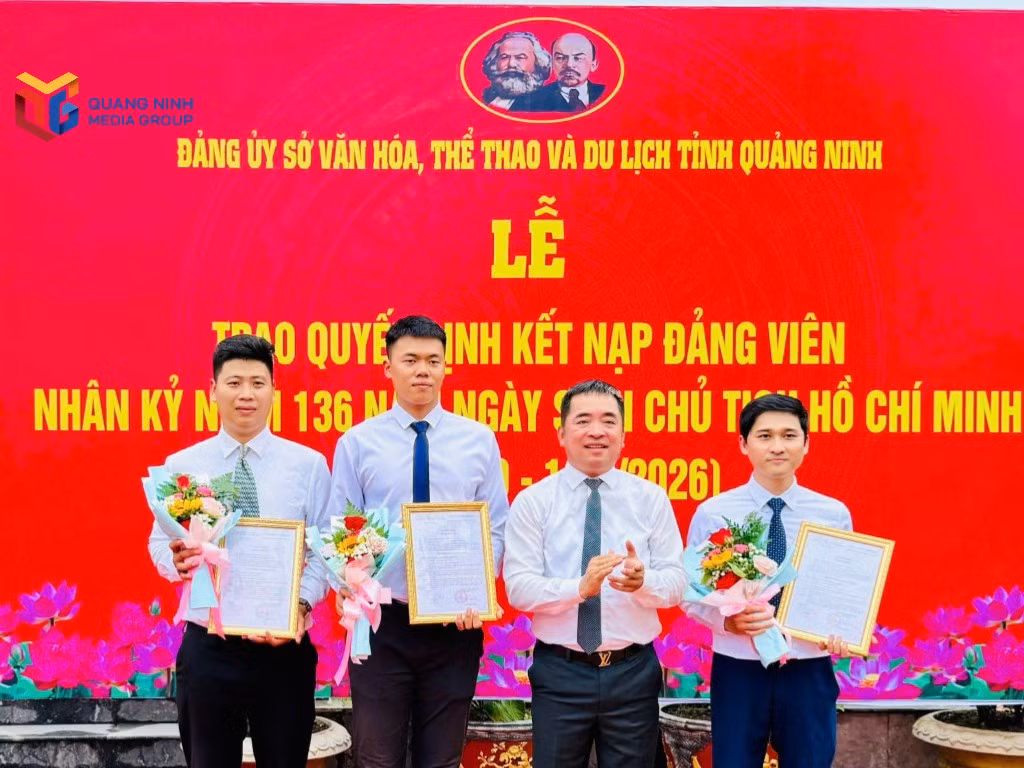 2509814-dang-uy-so-van-hoa-the-thao-va-du-lich-trao-quyet-dinh-ket-nap-dang-vien-moi-cho-03-quan-chung-uu-tu-thuoc-dang-bo-bo-phan-trung-tam-huan-luyen-va-thi.jpg