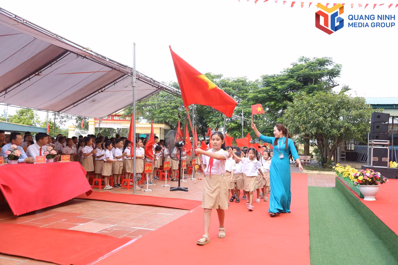 Nghi thức chào đón các em học sinh vào lớp 1, Trường Tiểu học Phong Cốc 2.