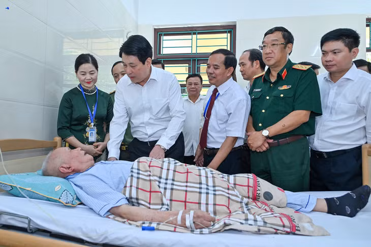 Chủ tịch nước Lương Cường thăm hỏi thương binh, bệnh binh nặng.