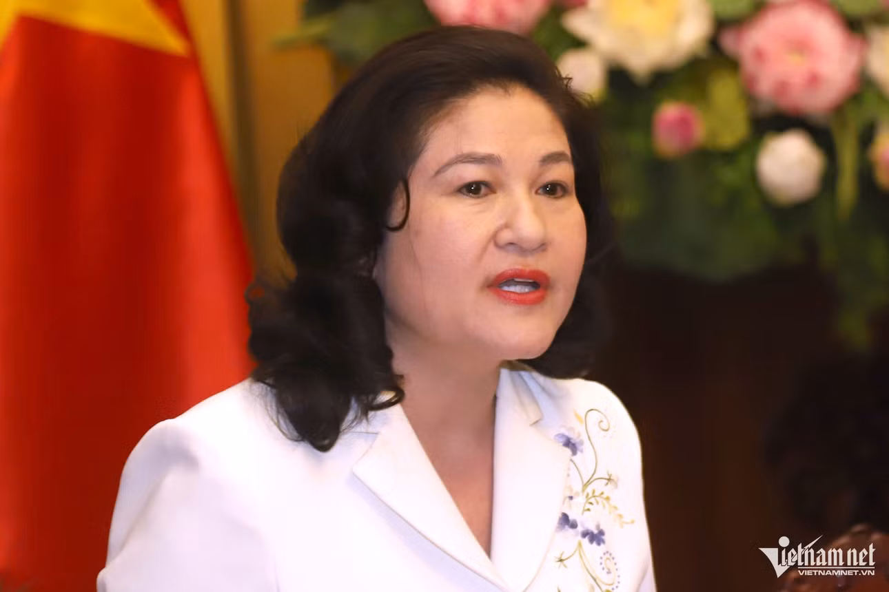 Thứ trưởng Bộ LĐTB&amp;XH Nguyễn Thị Hà giới thiệu Luật Bảo hiểm xã hội sửa đổi.