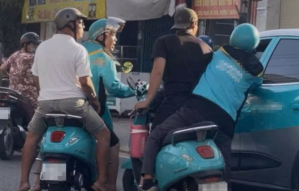 Nhóm thanh niên hành hung tài xế và đập kính, cửa xe. Ảnh: Cắt từ clip