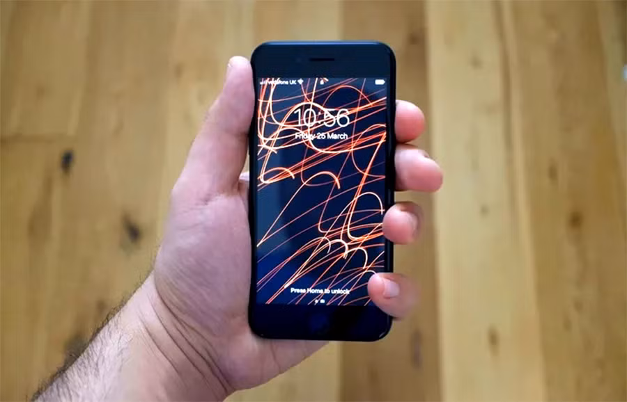 Mẫu iPhone SE 3 nhỏ gọn với Touch ID. Ảnh: Digital Spy