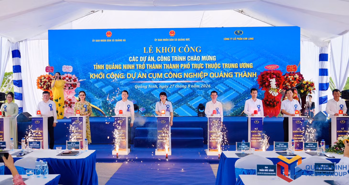 Các đại biểu thực hiện nghi thức bấm nút khởi công Dự án CCN Quảng Thành.