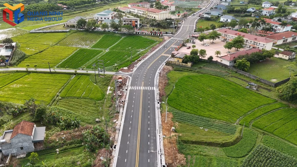 bqn_tl_2523319-cong-trinh-nang-cap-duong-truc-chinh-khu-trung-tam-xa-doan-tu-cong-chao-thon-tan-dong-den-san-van-dong-xa-13005427.jpg