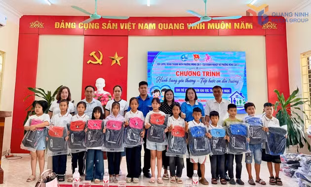Chương trình “Hành trang yêu thương - tiếp bước em đến trường” tại phường Móng Cái 1