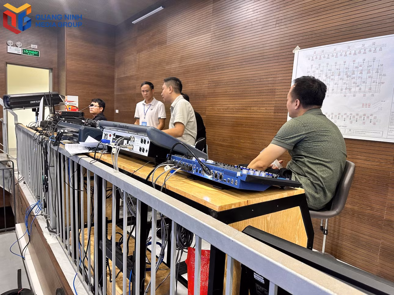 Ê-kíp kỹ thuật kiểm tra tín hiệu máy quay, bàn mixer và màn hình LED.